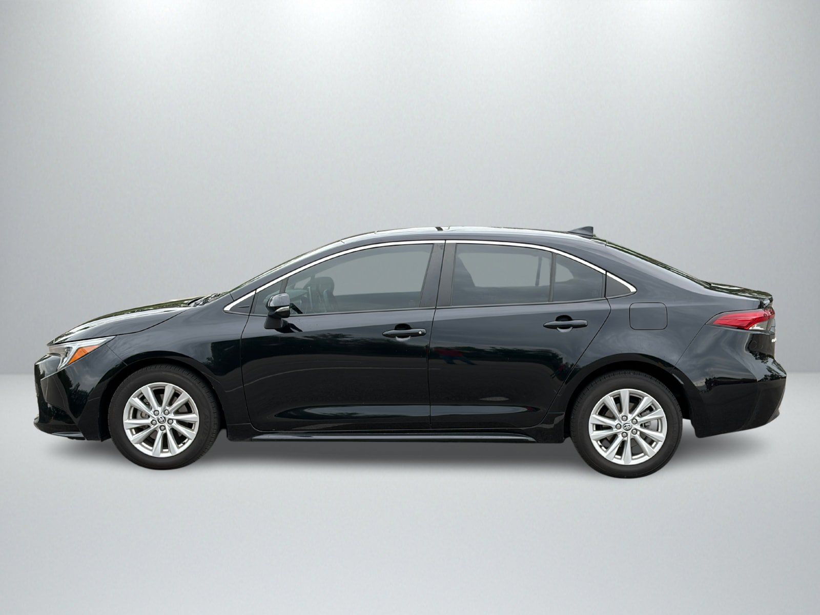 Used 2024 Toyota Corolla XLE FWD image 2