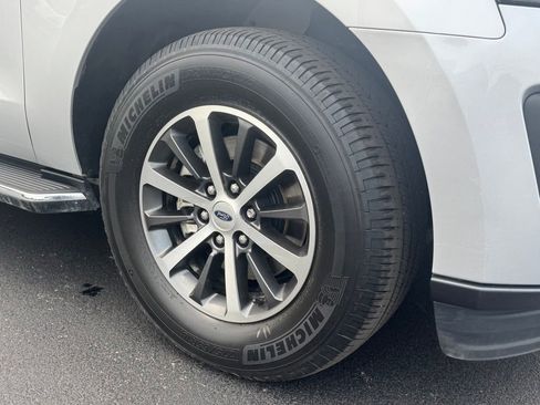 Used 2018 Ford Expedition XLT w/ Equipment Group 202A AWD/4WD image 25