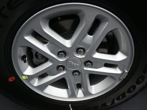 Used 2025 Jeep Grand Cherokee Laredo image 35