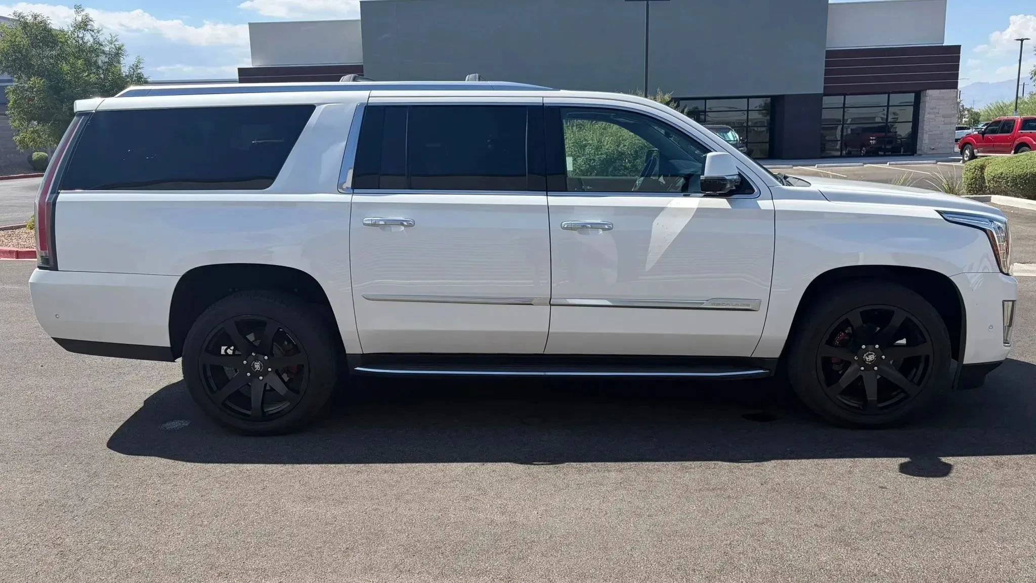 Used 2018 Cadillac Escalade ESV Luxury AWD/4WD image 6