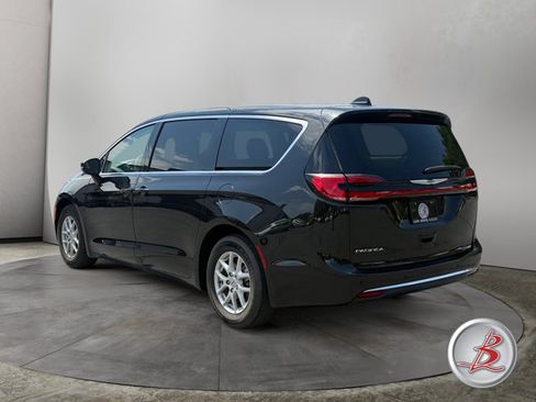 Used 2023 Chrysler Pacifica Touring-L FWD image 5