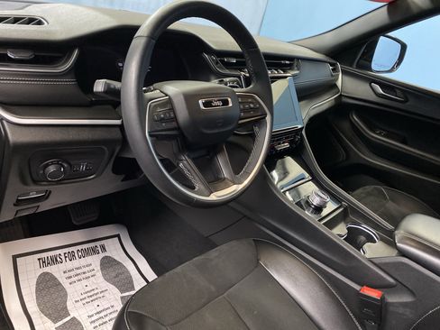 Used 2023 Jeep Grand Cherokee L Laredo image 9