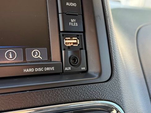Certified 2016 Chrysler Town & Country Touring FWD image 23