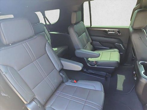 Used 2025 Chevrolet Suburban High Country AWD/4WD image 21