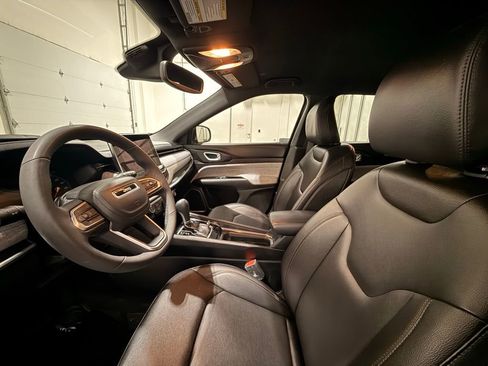 Used 2024 Jeep Compass Latitude image 16