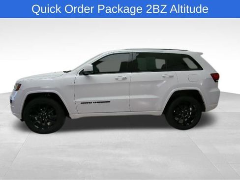 Used 2018 Jeep Grand Cherokee Altitude AWD/4WD image 4
