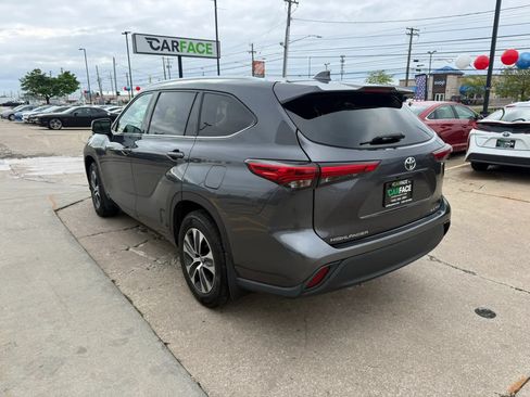 Used 2021 Toyota Highlander XLE AWD/4WD image 9