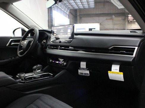 New 2026 Mitsubishi Outlander SE image 17