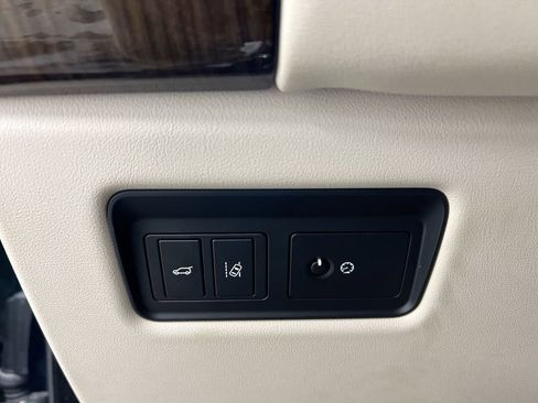 Used 2017 Land Rover Range Rover Sport HSE image 19