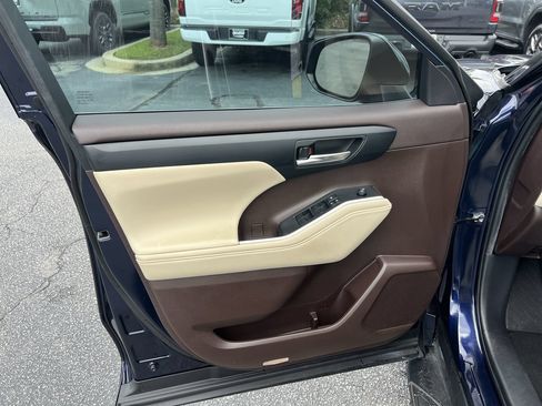 Used 2022 Toyota Highlander XLE FWD image 14