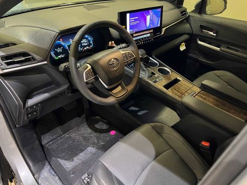 Used 2025 Toyota Sienna Limited image 2
