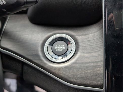 Used 2022 Jeep Grand Cherokee Limited image 24