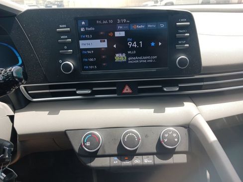 Used 2025 Hyundai Elantra SE FWD image 24