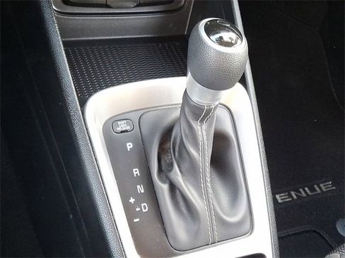 Used 2022 Hyundai Venue SE image 14