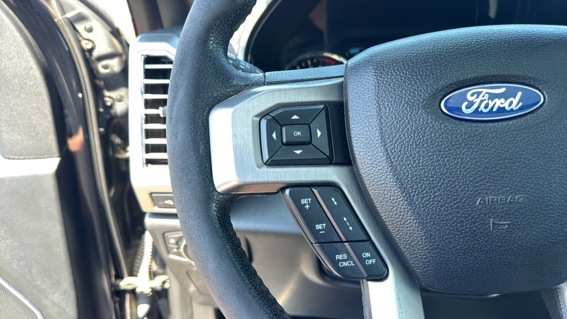 Used 2016 Ford F150 Platinum w/ Equipment Group 701A Luxury AWD/4WD image 27