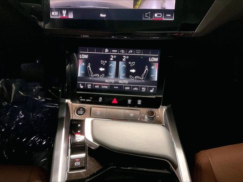 Used 2024 Audi Q8 e-tron Premium Plus image 31