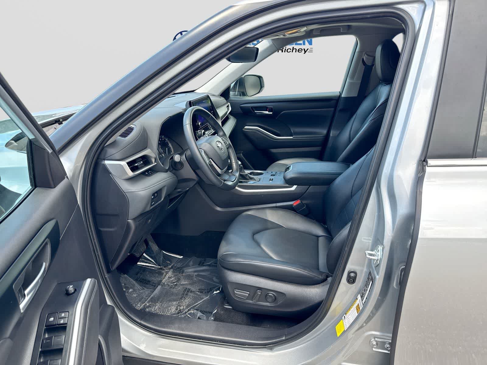 Used 2025 Toyota Highlander XLE FWD image 10