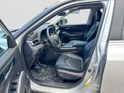 Used 2025 Toyota Highlander XLE FWD image 10