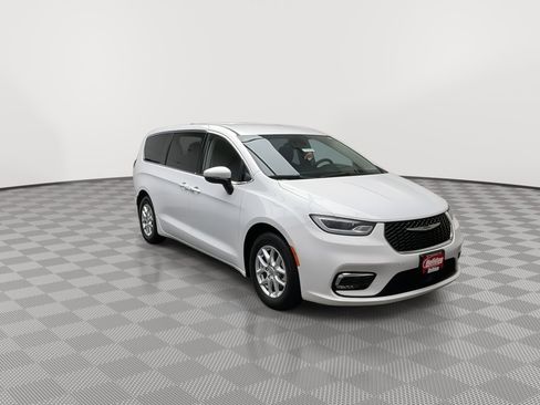 Used 2023 Chrysler Pacifica Touring-L image 32