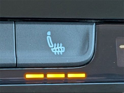 Certified 2024 Volkswagen Taos SE image 23