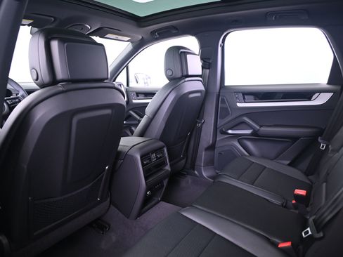 Certified 2025 Porsche Cayenne image 32