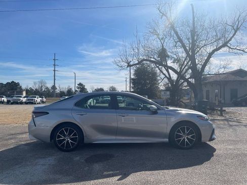 Used 2023 Toyota Camry SE FWD image 4