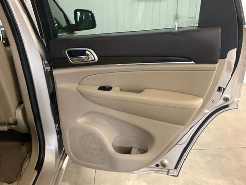 Used 2014 Jeep Grand Cherokee Overland w/ Advanced Technology Group AWD/4WD image 28