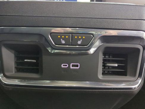 Used 2025 Chevrolet Silverado 1500 High Country w/ High Country Premium Package AWD/4WD image 28