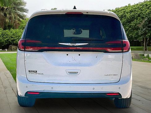 Used 2023 Chrysler Pacifica Limited image 4