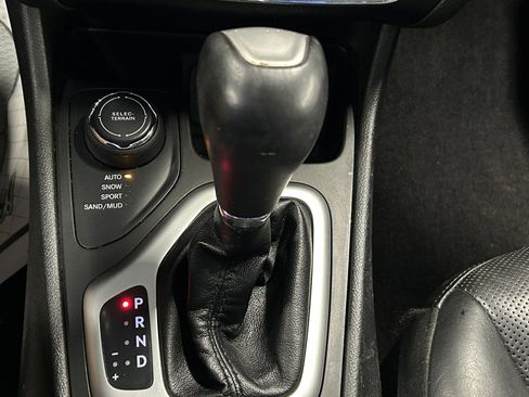 Used 2018 Jeep Cherokee Overland w/ Technology Group image 35