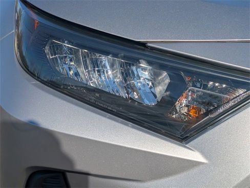 Used 2021 Toyota RAV4 LE image 10