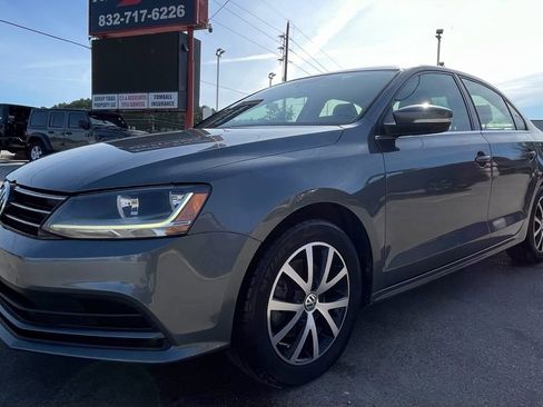 Used 2017 Volkswagen Jetta SE image 4