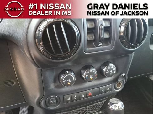 Used 2017 Jeep Wrangler Unlimited Sahara AWD/4WD image 18