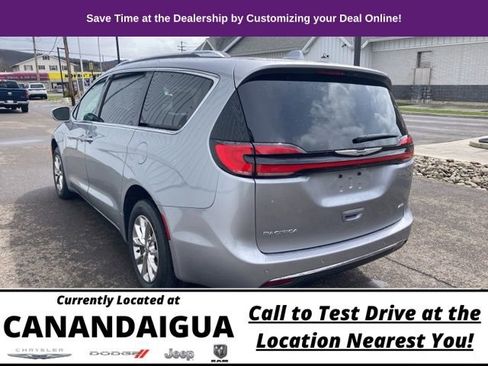 Used 2021 Chrysler Pacifica Touring-L image 5