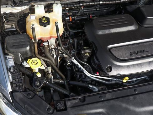 Used 2021 Chrysler Pacifica Touring-L image 11