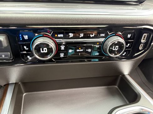 Used 2023 Chevrolet Silverado 1500 High Country w/ High Country Premium Package AWD/4WD image 28