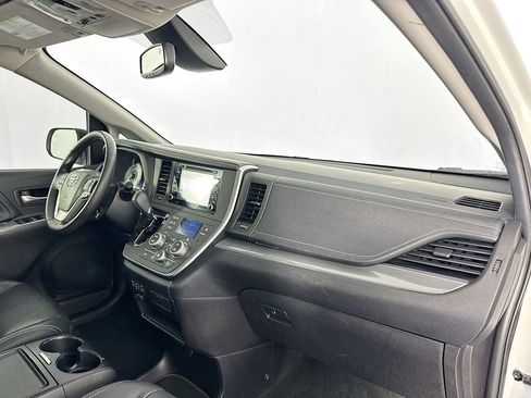 Used 2018 Toyota Sienna SE w/ SE Preferred Package image 29