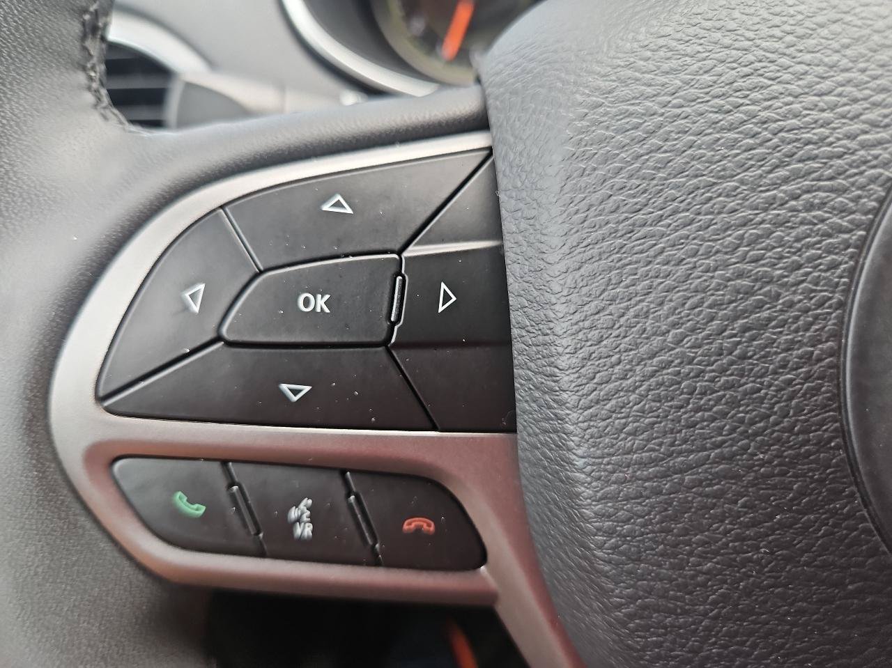 Used 2021 Jeep Cherokee Latitude Lux w/ Mopar Interior Package AWD/4WD image 26