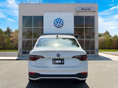 Certified 2023 Volkswagen Jetta SE w/ Panoramic Sunroof Package FWD image 7