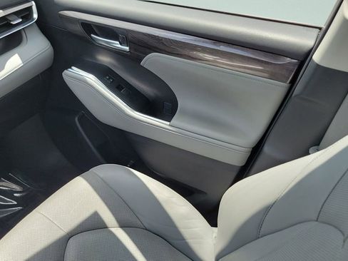 Used 2023 Toyota Highlander Limited image 21