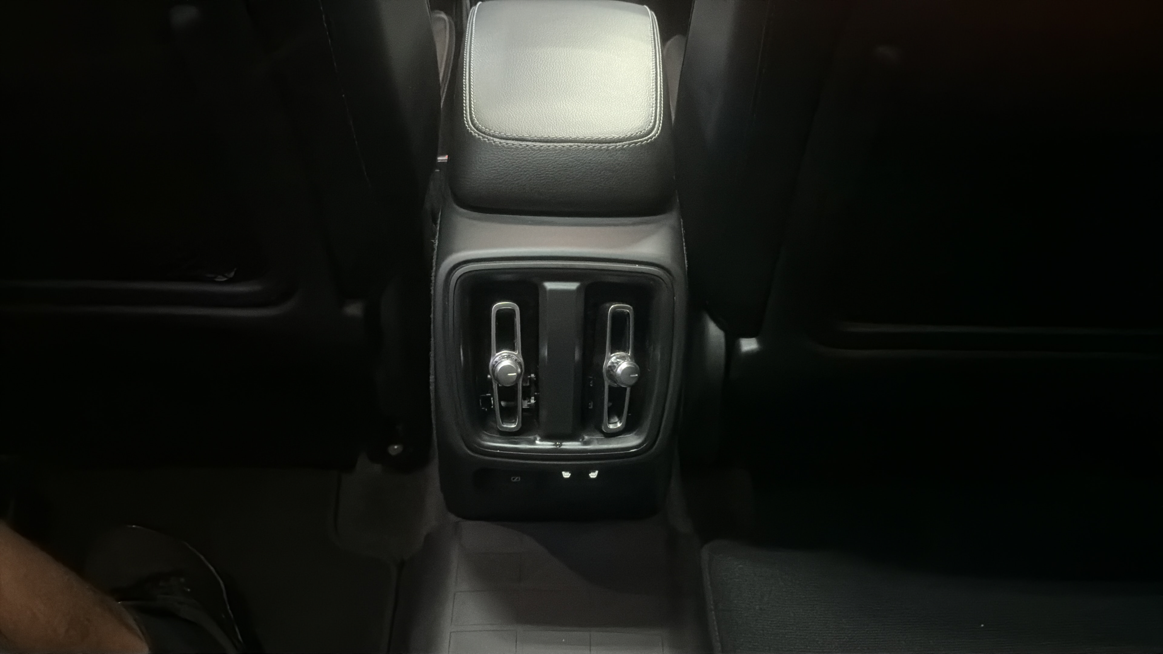 Used 2024 Volvo XC40 B5 Plus AWD/4WD image 26