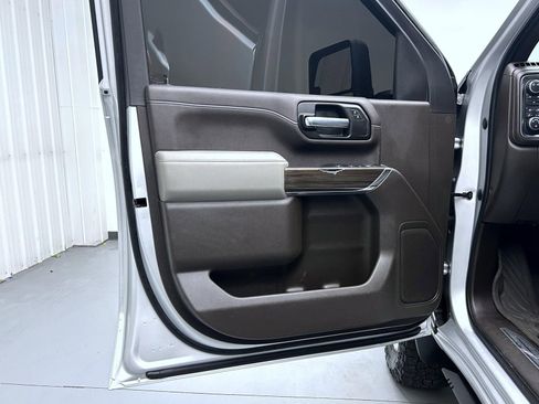 Used 2022 Chevrolet Silverado 2500 LT w/ Convenience Package image 9