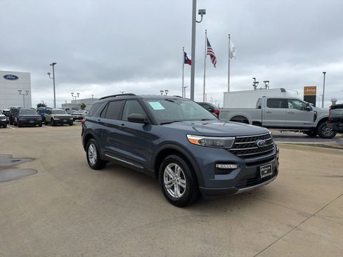 Used 2021 Ford Explorer XLT w/ Equipment Group 202A AWD/4WD image 7