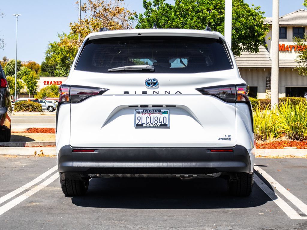 Used 2024 Toyota Sienna LE w/ LE Plus Package FWD image 8