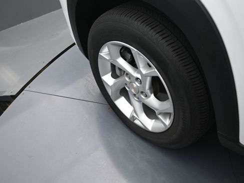 Used 2024 Chevrolet Trax LS w/ LS Convenience Package FWD image 29
