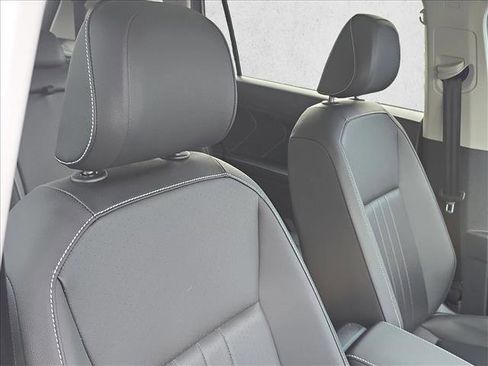 Used 2024 Volkswagen Tiguan SE w/ Panoramic Sunroof Package image 22