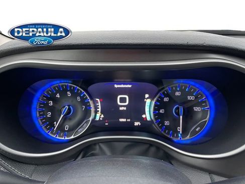 Used 2022 Chrysler Pacifica Touring-L image 2