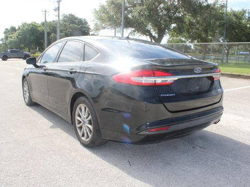 Used 2017 Ford Fusion SE FWD image 6