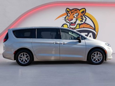 Used 2024 Chrysler Pacifica Touring-L image 4