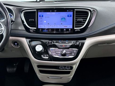 Used 2021 Chrysler Pacifica Touring-L image 12